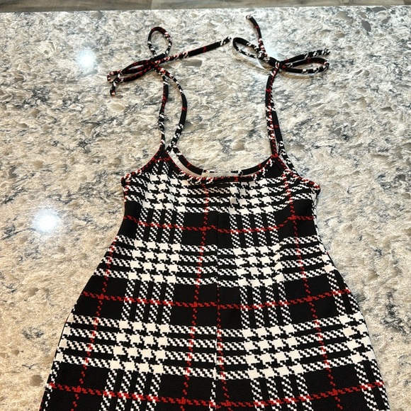 Almost Famous | Houndstooth Stretch Jumpsuit in Black White Red Size Medium - Picture 6 of 12
